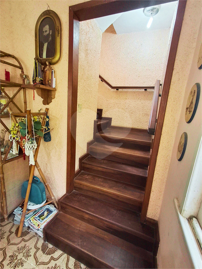 Escada que vai para os quartos e terraço