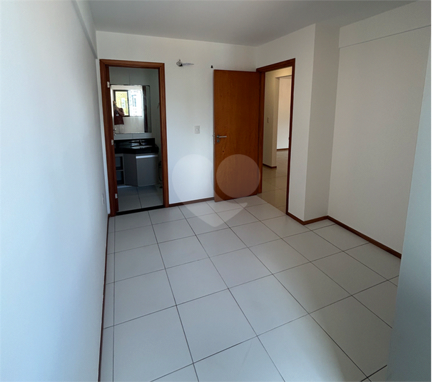 Com armário banheiro e guarda-roupa