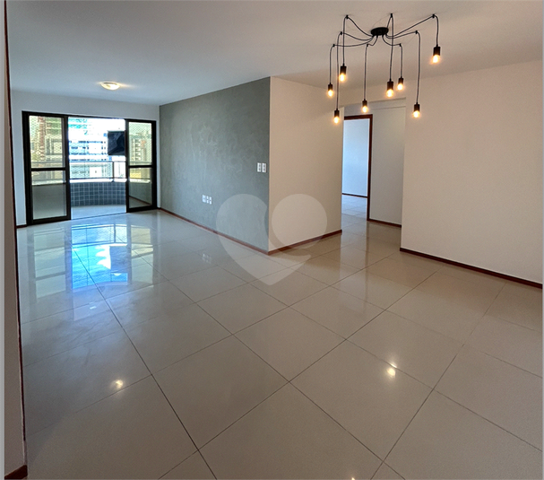 Ampla sala de estar e jantar