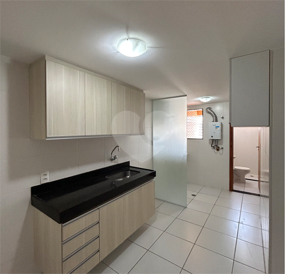 Cozinha c/ armário e apoio serv. compl.