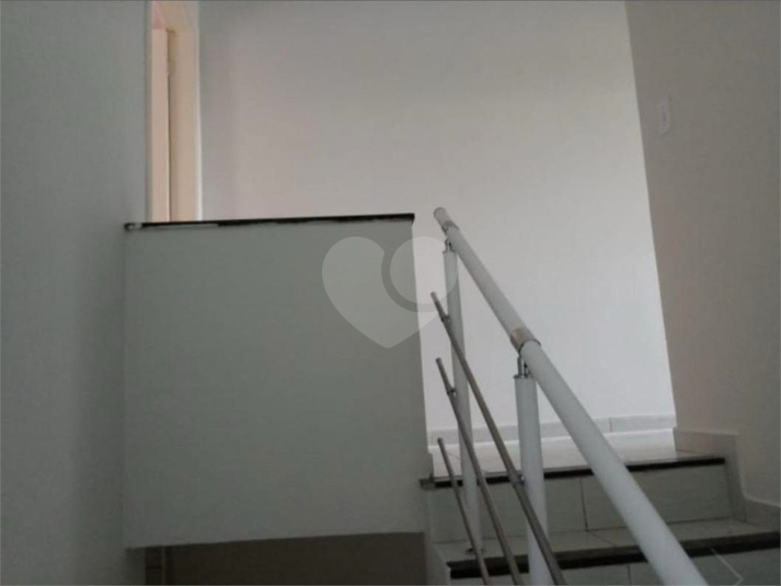 Escada que da acesso ao segundo andar