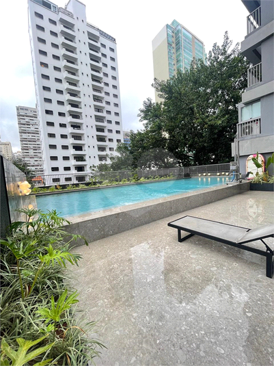 PSCINA COM ELEVADOR DE CADEIRANTES