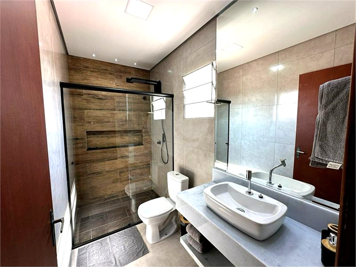 Banheiro amplo e moderna, com iluminação em LED e chuveiro de alta qualidade