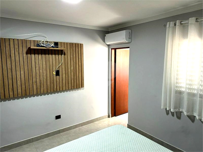 Dormitório espaçoso e moderno, equipado com ar-condicionado e TV inclusa.