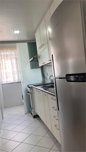 Fica geladeira com 12 meses de uso.