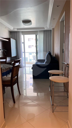 Ficam sofá, home e iluminação