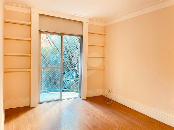 PORTA DA SALA COM VARANDA E PRATELEIRAS