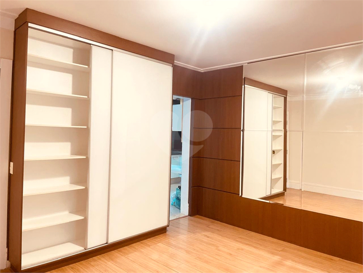 SALA COM ARMARIO E PAINEL COM ESPELHO