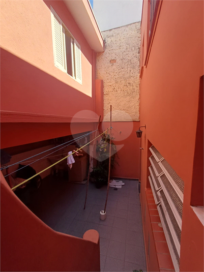 Quintal com banheiro e lavanderia