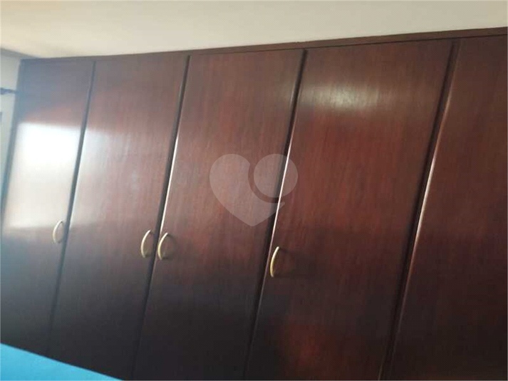 Guarda-roupa de madeira nobre