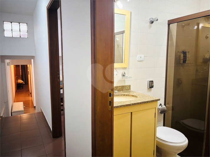 banheiro atende aos 2 dormitórios