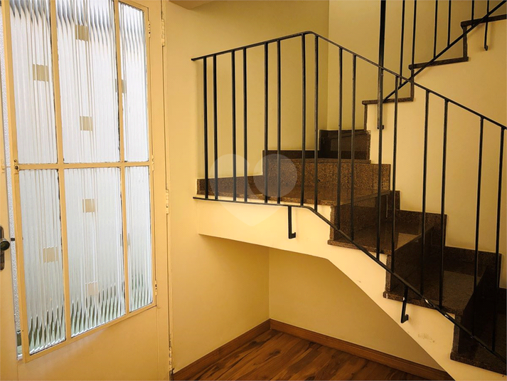 Escada para os dormitórios