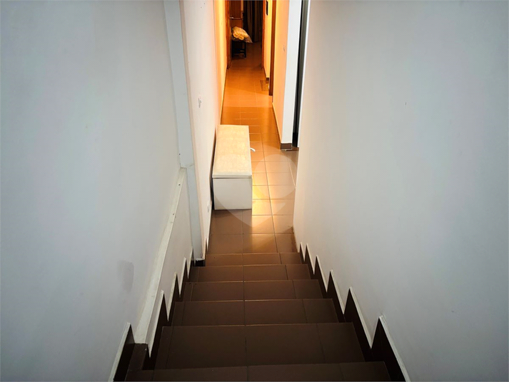 escada que vai para os dormitórios