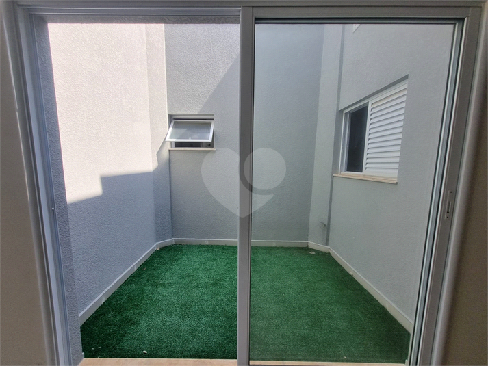 Área de luz ou jardim de inverno com ponto de água