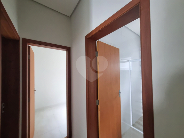 Hall de acesso a suíte, banheiro social e quarto