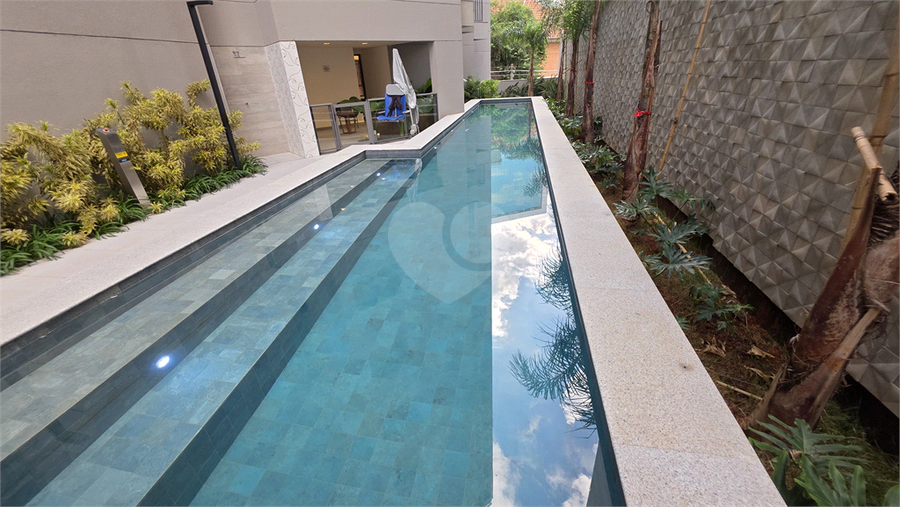 Piscina no terraço do 2° pavimento
