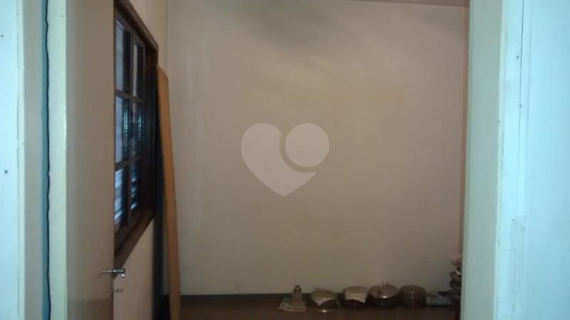 Imóvel com boa localização, possuindo 8 dormitórios sendo 1 suíte, Salas, hall living para dois ambientes, copa, cozinha, quarto de empregada, uma sauna grande, edícula e quintal. Sobrado possui dois 