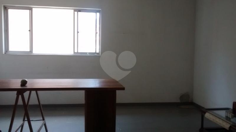 Imóvel com boa localização, possuindo 8 dormitórios sendo 1 suíte, Salas, hall living para dois ambientes, copa, cozinha, quarto de empregada, uma sauna grande, edícula e quintal. Sobrado possui dois 