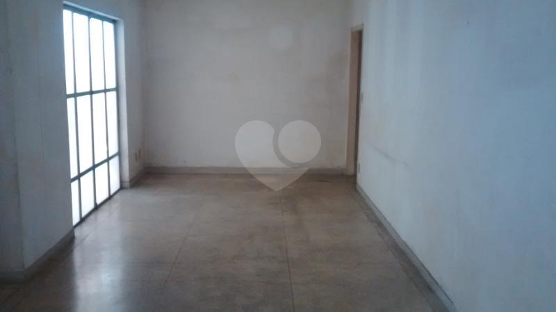 Imóvel com boa localização, possuindo 8 dormitórios sendo 1 suíte, Salas, hall living para dois ambientes, copa, cozinha, quarto de empregada, uma sauna grande, edícula e quintal. Sobrado possui dois 
