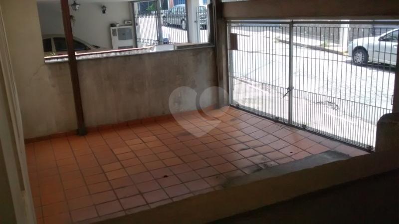 Imóvel com boa localização, possuindo 8 dormitórios sendo 1 suíte, Salas, hall living para dois ambientes, copa, cozinha, quarto de empregada, uma sauna grande, edícula e quintal. Sobrado possui dois 