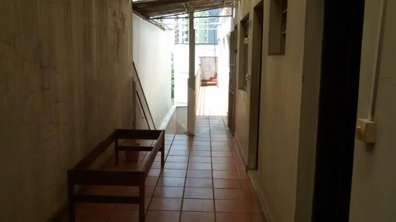 Imóvel com boa localização, possuindo 8 dormitórios sendo 1 suíte, Salas, hall living para dois ambientes, copa, cozinha, quarto de empregada, uma sauna grande, edícula e quintal. Sobrado possui dois 