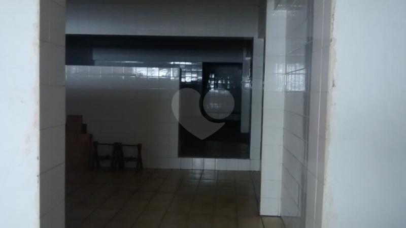 Imóvel com boa localização, possuindo 8 dormitórios sendo 1 suíte, Salas, hall living para dois ambientes, copa, cozinha, quarto de empregada, uma sauna grande, edícula e quintal. Sobrado possui dois 