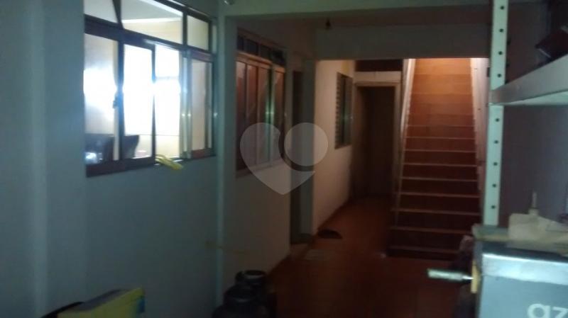 Imóvel com boa localização, possuindo 8 dormitórios sendo 1 suíte, Salas, hall living para dois ambientes, copa, cozinha, quarto de empregada, uma sauna grande, edícula e quintal. Sobrado possui dois 