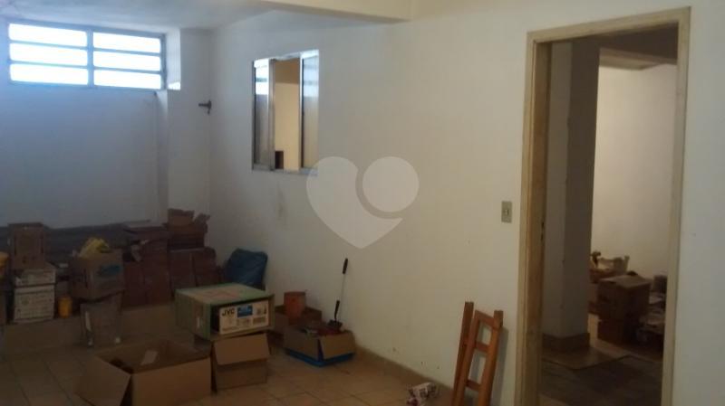 Imóvel com boa localização, possuindo 8 dormitórios sendo 1 suíte, Salas, hall living para dois ambientes, copa, cozinha, quarto de empregada, uma sauna grande, edícula e quintal. Sobrado possui dois 