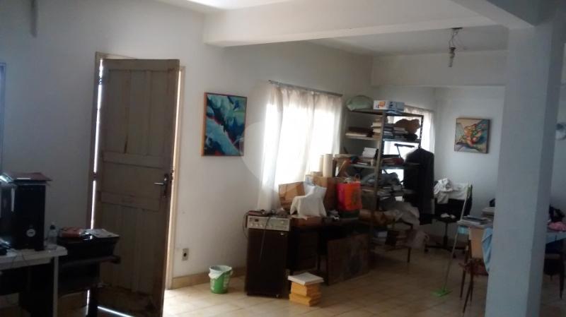 Imóvel com boa localização, possuindo 8 dormitórios sendo 1 suíte, Salas, hall living para dois ambientes, copa, cozinha, quarto de empregada, uma sauna grande, edícula e quintal. Sobrado possui dois 