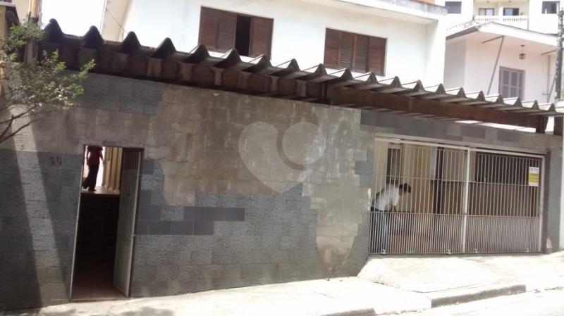 Imóvel com boa localização, possuindo 8 dormitórios sendo 1 suíte, Salas, hall living para dois ambientes, copa, cozinha, quarto de empregada, uma sauna grande, edícula e quintal. Sobrado possui dois 