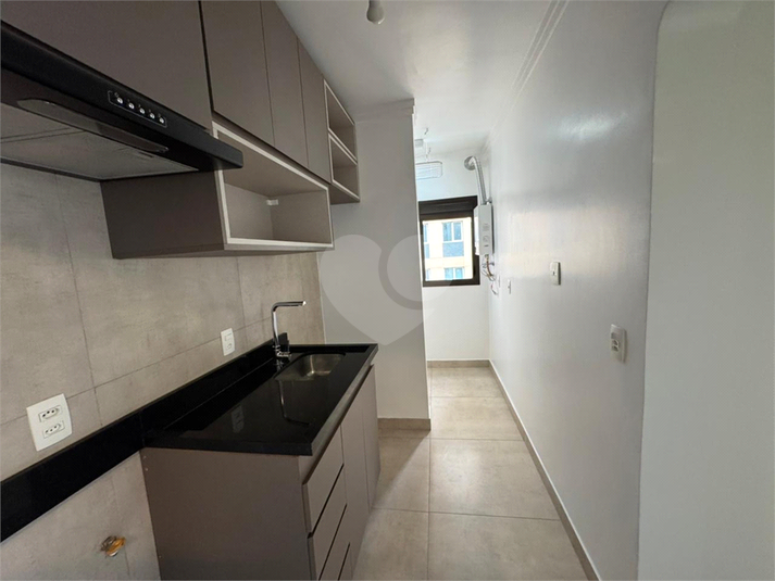 Vista do balcao americano na sala com a cozinha