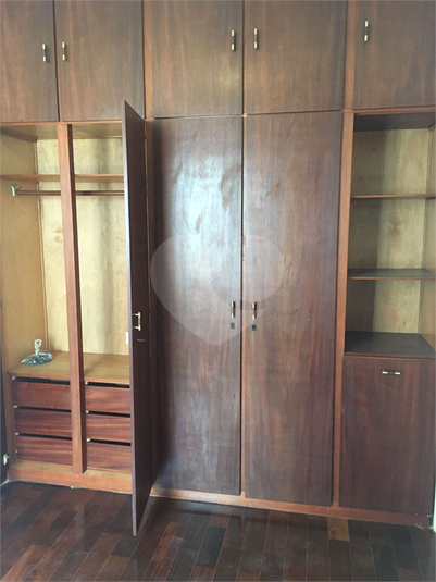 DORMITÓRIO SACASA ; ARMÁRIO EMBOTIDO