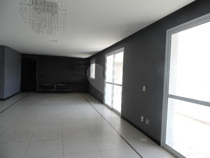 Piso porcelanato
