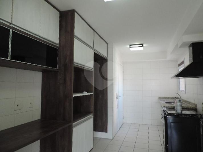 Cozinha repleta de armários