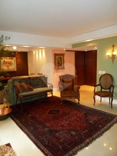 Sala de estar ampla e iluminada