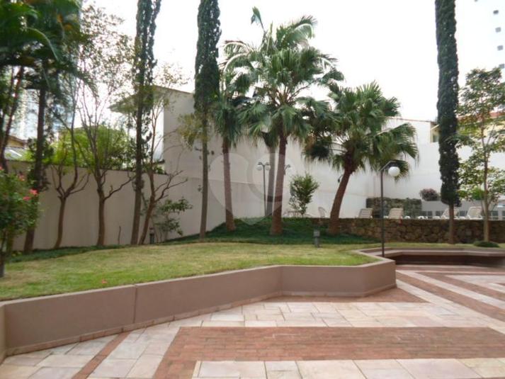 Área comum com lindo jardim