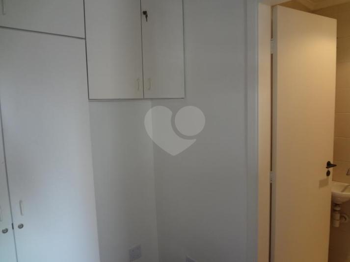 Quarto e banheiro de empregada