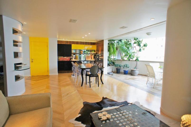 Detalhe sala jantar ao fundo