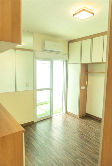 suite casal repleta de armarios