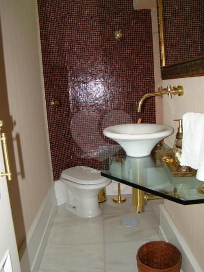 Lavabo com Vista para Jardim interno