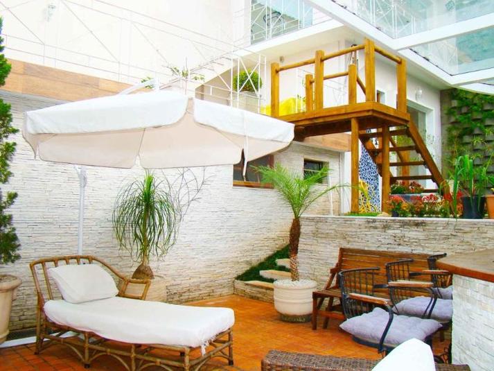 Área de descanso ao lado da piscina