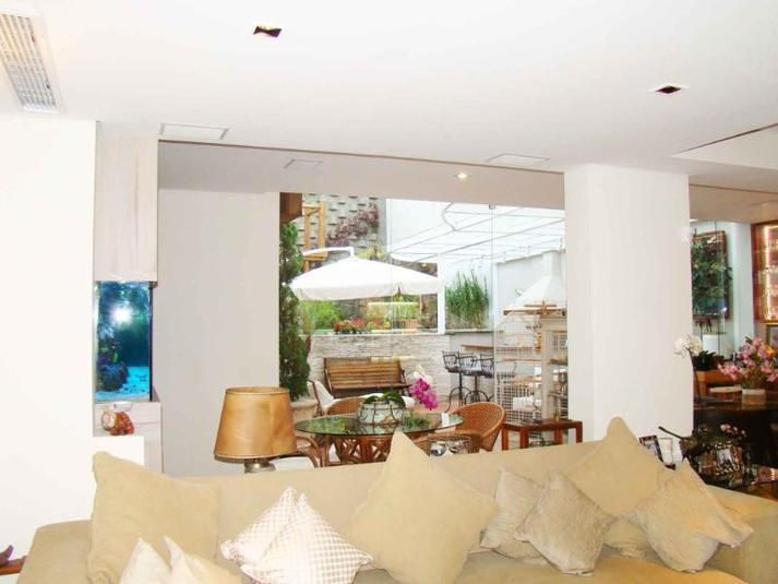 Living com vista para piscina