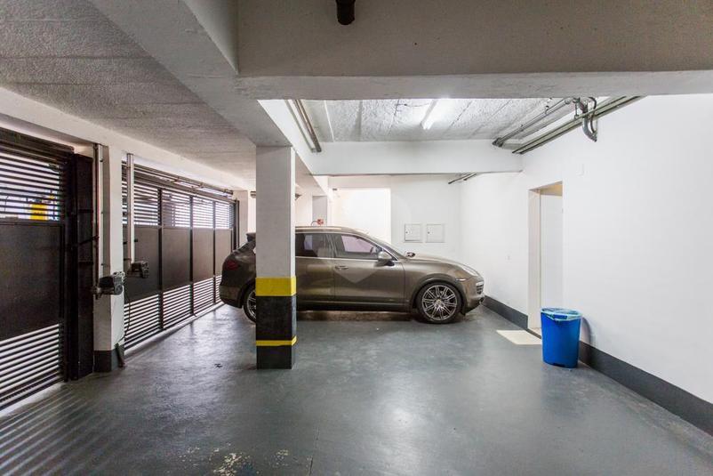 garagem da casa muito espaçosa e com portão individual