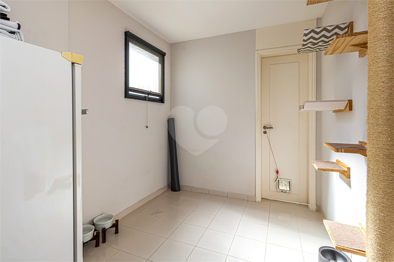 quarto serviço com banheiro
