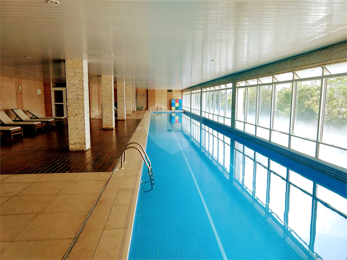 piscina com raia/coberta e aqucida