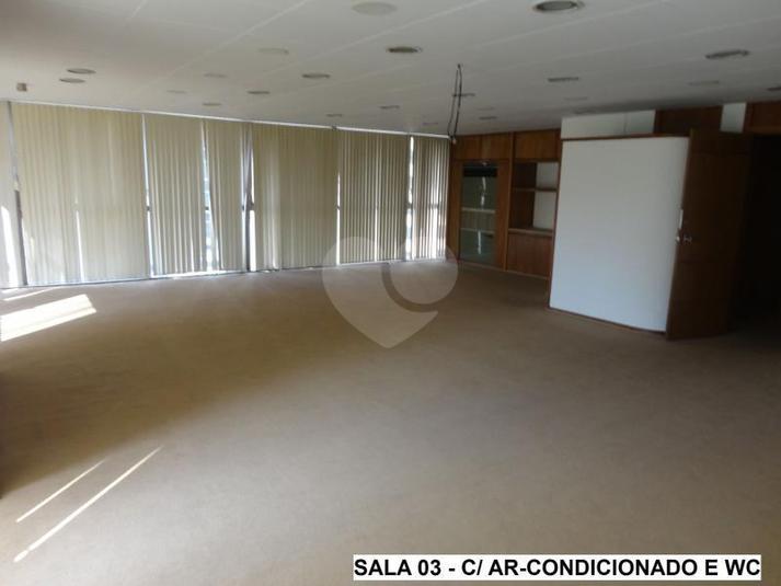 Sala ampla com excelente vista, ar-condicionado e wc privativo.