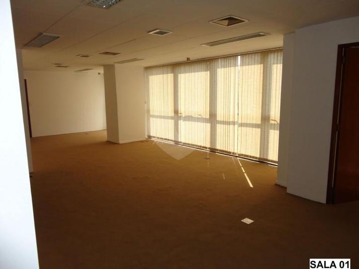 Ampla sala com vista privilegiada, bem iluminada e arejada.