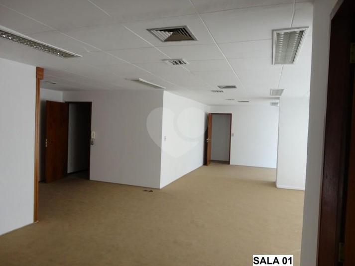 Ampla sala com vista privilegiada, bem iluminada e arejada.