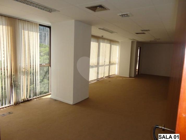 Ampla sala com vista privilegiada, bem iluminada e arejada.