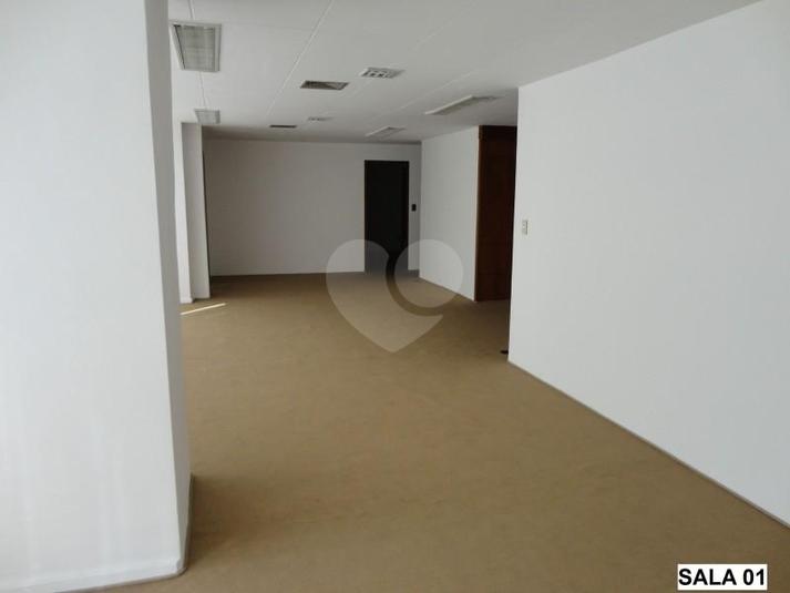 Ampla sala com vista privilegiada, bem iluminada e arejada.